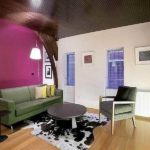 Des nuances plus foncées de fuchsia et de vert donnent un intérieur plus décontracté