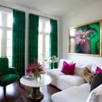 Dans cette version, il y a clairement plus de vert, et les taches d'accent sont fuchsia rose vif.