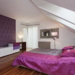 Dans la chambre à coucher, la combinaison de lilas et de fuchsia doit être utilisée avec beaucoup de soin.