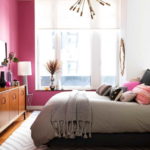 Un mur d'accent fuchsia dans un intérieur calme est un moyen courant de revitaliser une carita