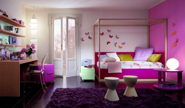 Intérieur pour une fille avec du fuchsia en complément