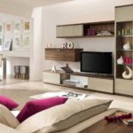 La couleur fuchsia à l'intérieur dans des tons marron-beige anime l'image