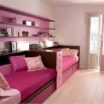 Les tons beiges et bruns, le yakaya fuchsia et le rose en sourdine sont la combinaison parfaite pour une chambre de fille