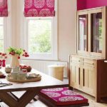 Possibilité de combiner des meubles marron clair avec des textiles fuchsia