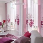 Pour tester la couleur fuchsia à l'intérieur, ajoutez quelques détails de cette couleur: rideaux, couvre-lits, coussins, éléments décoratifs