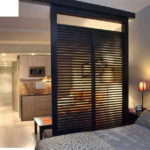 Option d'une cloison translucide pour zoner le salon de la chambre