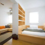 Une armoire ou une commode est faite en bas, des étagères au dessus