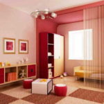 Une couleur différente des murs est l'un des moyens de zonage. Ainsi, la chambre à coucher du salon a clairement deux parties qui ont des objectifs différents.