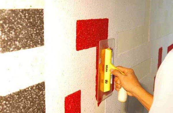 Après avoir retiré le gabarit en papier ou en carton, il reste une cavité remplie de matériau d'une couleur différente