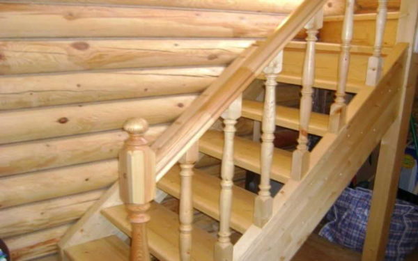 La procédure d'assemblage des rampes d'escalier se compose de plusieurs étapes séquentielles