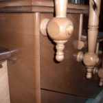 Lors de la fixation latérale de poteaux en bois à l'escalier, le point d'attache peut être réalisé comme décoration