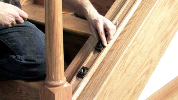 Il y a une attache spéciale pour les balustres sur la corde