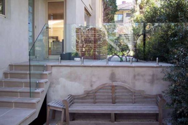 Si vous craignez que les balustrades en verre de la rue ne soient endommagées, utilisez du verre blindé: il peut même résister à des tirs à bout portant