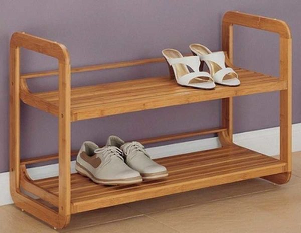 Un étagère à chaussures dans un couloir en bois: même un modèle simple profite de la beauté du bois
