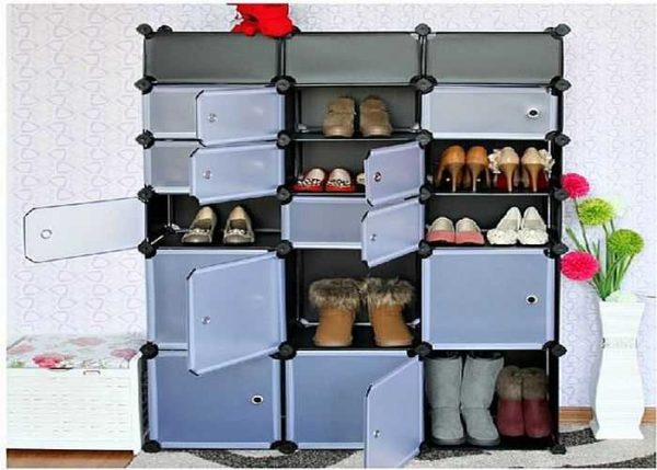 Les supports à chaussures en plastique sont également fermés