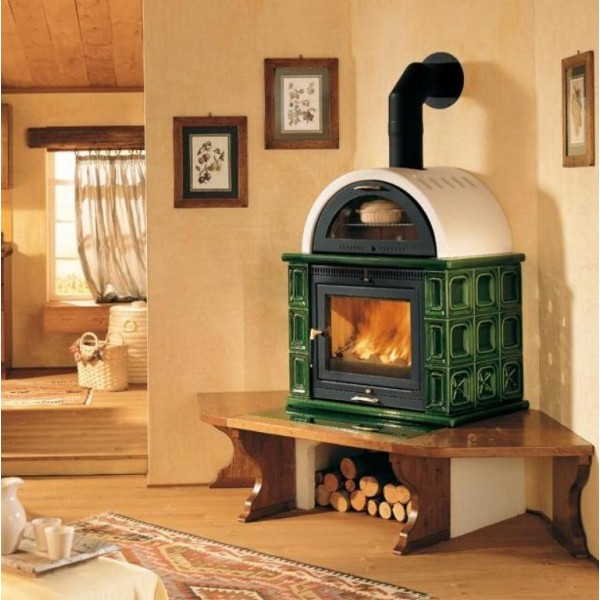 Un poêle à combustion longue pour une résidence d'été et une maison dans un revêtement en céramique ont non seulement l'air bien, mais vous ne vous brûlerez pas à ce sujet