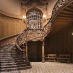 Des balustrades en bois peuvent même être à l'intérieur du palais