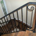 Les rampes d'escalier en fonte sont rares aujourd'hui.