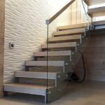 La main courante sur la rampe d'escalier en verre peut être en bois, en plastique ou en métal