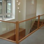 Une rampe commune pour les escaliers en bois et en verre. Dans certains intérieurs, il vaut la peine de suivre la règle: plus c'est simple, mieux c'est.