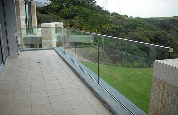 Les balustrades en verre dans la rue n'interfèrent pas avec la visualisation du paysage