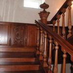 Les balustres figurés et les décorations de piliers de soutien sont des formes traditionnelles de décoration de rampes d'escalier