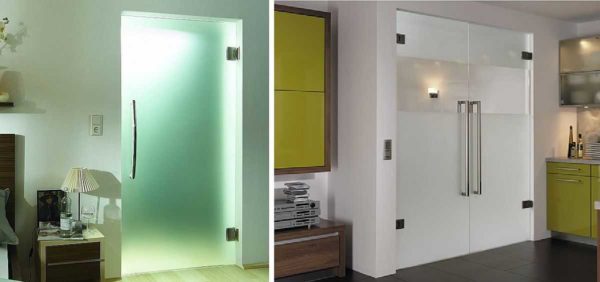 Les portes en verre peuvent être installées directement dans la travée de porte, sans cadre de porte