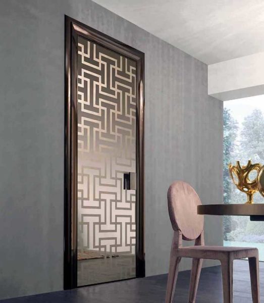 S'il y a une couleur sur la porte, la boîte doit être dans la même gamme. Il peut être plus sombre ou plus clair selon le résultat souhaité, mais le gamma est le même