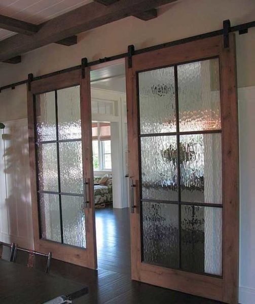 Si la conception contient des éléments en bois délibérément mis en valeur, il est logique de fabriquer le cadre de porte en bois (ou en plastique) de la même couleur