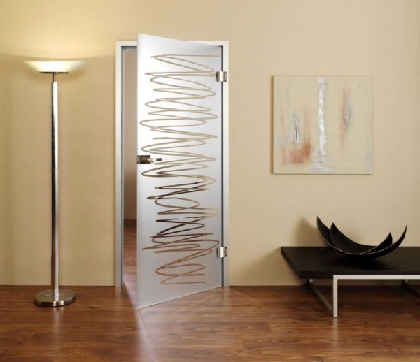 Si un dessin est appliqué à la toile, considérez les portes en verre comme un objet d'art et associez la couleur et le motif au décor (ou vice versa, commandez les portes, puis sélectionnez le reste du design pour elles)