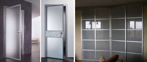 La porte en verre peut être encadrée dans un cadre en métal, bois, plastique