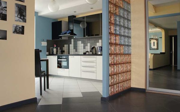 Si vous avez besoin de séparer la cuisine du couloir, mais gardez la lumière naturelle dans un couloir sombre, mettez une cloison en verre