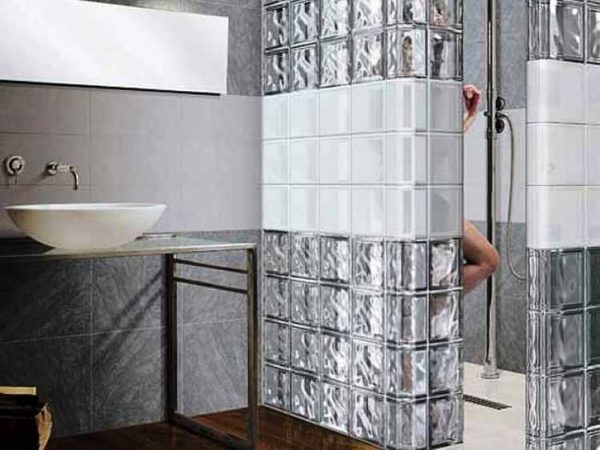 Cloison en blocs de verre dans la salle de bain - et la douche est clôturée et l'espace n'est pas chargé