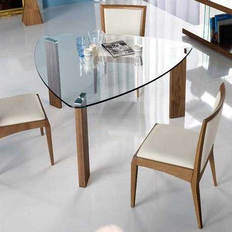 Les plus rares, peut-être, les tables en verre triangulaires