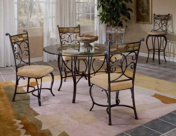 Tables en verre avec pieds en fer forgé et chaises du même style