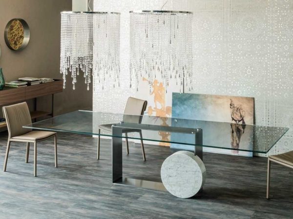 La table en verre de la cuisine est presque invisible