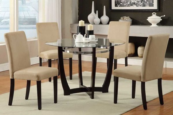 Une table ronde en verre dans la cuisine est une excellente option pour les pièces spacieuses