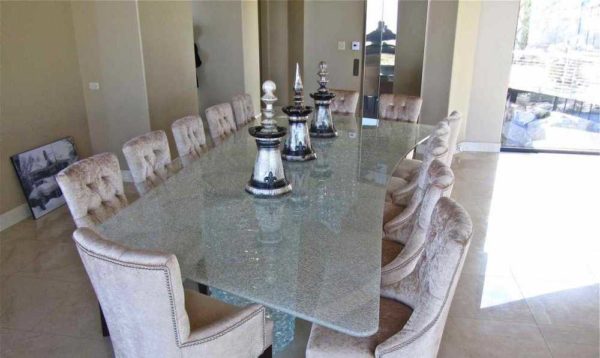 Une table en verre aussi épaisse sera assez bonne dans le style loft
