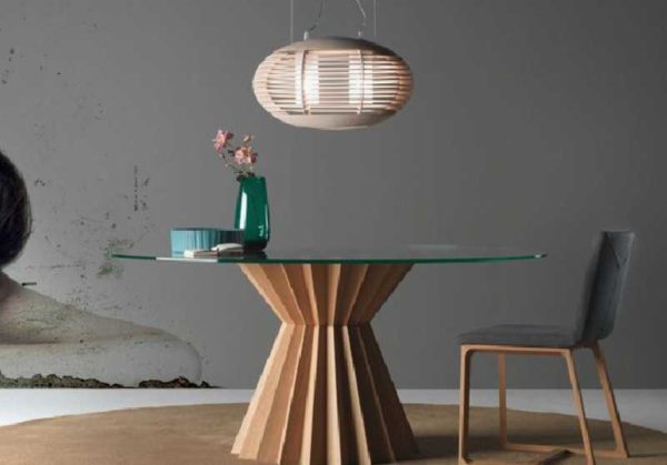 L'aspect et le style de la table en verre sont définis par le support