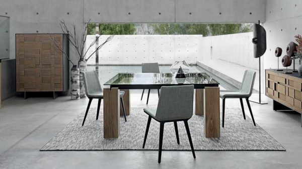 Les modèles carrés de tables à manger en verre ne sont pas si courants