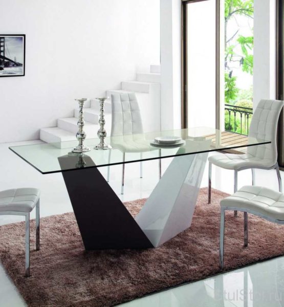 Le même intérieur avec un modèle de table différent