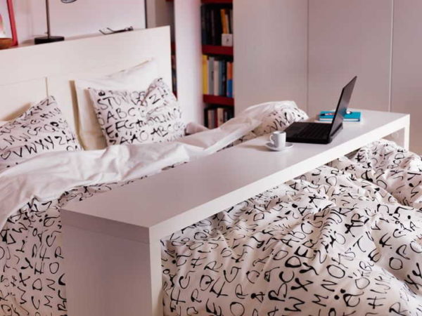 La table du petit déjeuner au lit peut être pour un lit double