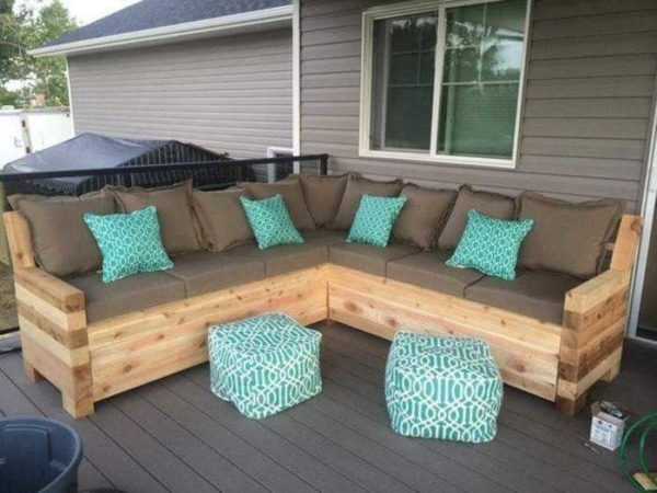 Le canapé en forme de lettre L est pratique pour une terrasse, une véranda