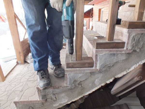 Pas la configuration de balustre la plus élégante, mais fiable