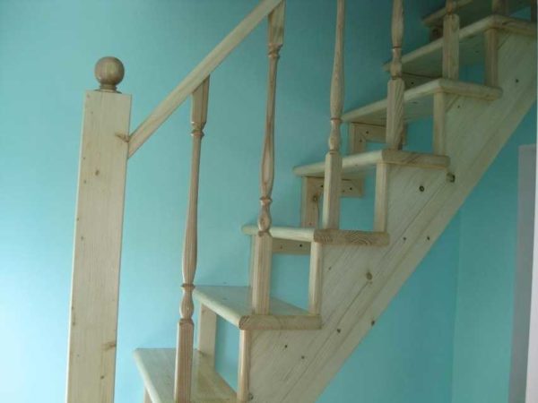 La fixation de la main courante de l'escalier aux poteaux de support ou aux balustres peut se faire de plusieurs manières