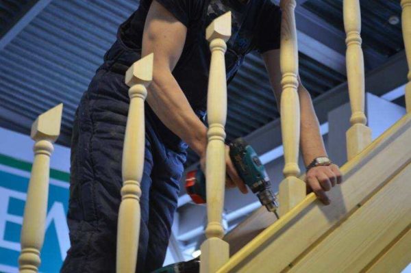 Voilà comment cela devrait fonctionner - les garde-corps d'escalier sont prêts à installer les garde-corps.
