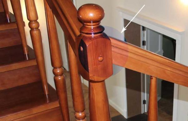 Comment connecter une main courante à un poteau de support en angle et en bout