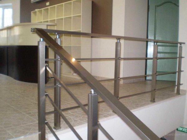 Vous pouvez installer la main courante sur des balustrades métalliques préfabriquées à l'aide de brides spéciales