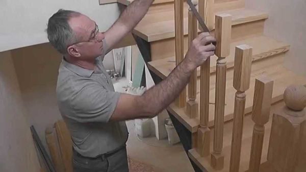 Une fois les balustres installés, ils doivent être coupés