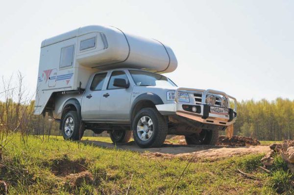 Une telle caravane pour les voitures avec une capacité de levage solide et un coffre ouvert
